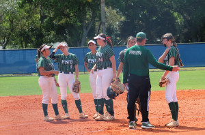 Group photo of FNU softball at Keiser University.